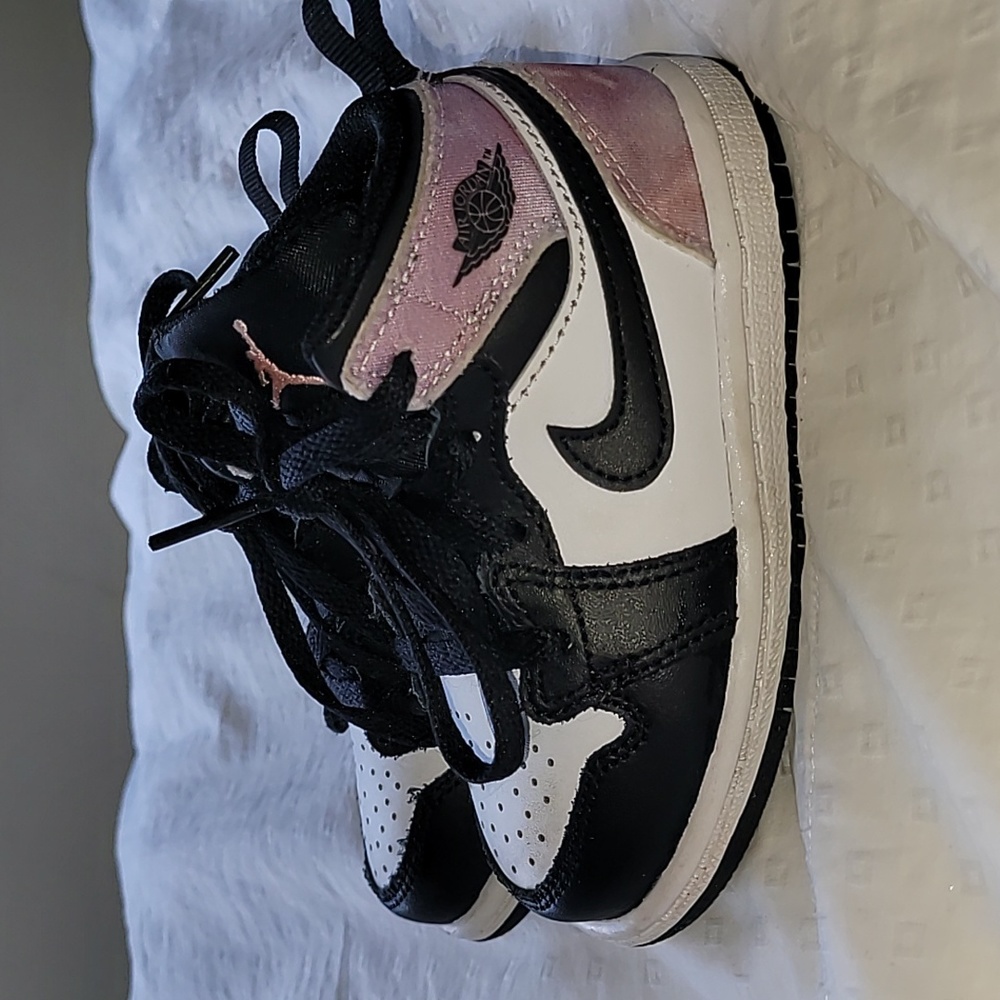 Air Jordan One Mid